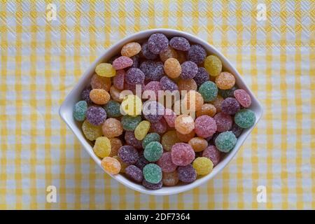 Rowntrees Jelly Tots sucreries dans un bol sur une serviette de service Banque D'Images