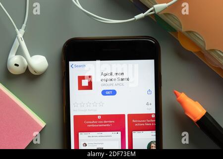 New York, Etats-Unis - 1er décembre 2020 : icône de l'application mobile Apicil sur l'écran du téléphone, vue de dessus, Editorial. Banque D'Images