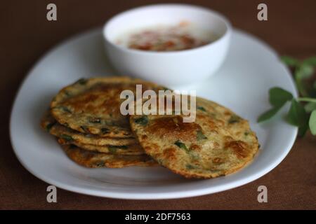 Un pain plat indien sain appelé Methi poori fait de farine de blé entier mélangé avec des feuilles de fenugrec, bon goût si servi avec de la caillé mélangé avec de l'Indien Banque D'Images