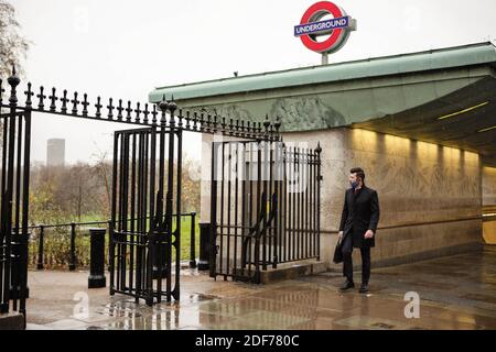 Londres, Royaume-Uni. 03ème décembre 2020. Un homme vu porter un masque lorsqu'il sort de Londres souterrain.Grande-Bretagne lancera un programme national de vaccination dès mardi 8 décembre après que le régulateur médical du pays est devenu le premier à approuver un vaccin COVID-19 développé par Pfizer Inc. Et BioNTech se. Crédit : SOPA Images Limited/Alamy Live News Banque D'Images