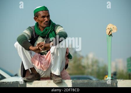 New Delhi, Inde. 03ème décembre 2020. Un homme âgé qui regarde pendant la manifestation.des agriculteurs de tous les États protestent dans les camps frontaliers de Delhi-Uttar Pradesh sur la National Highway-9 dans le cadre d'une protestation contre les nouvelles réformes agricoles du gouvernement central. Crédit : SOPA Images Limited/Alamy Live News Banque D'Images