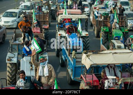 New Delhi, Inde. 03ème décembre 2020. Des manifestants ont conduit des tracteurs pendant la manifestation.des agriculteurs de tous les États protestent dans les camps frontaliers de Delhi-Uttar Pradesh sur la National Highway-9 dans le cadre d'une protestation contre les nouvelles réformes agricoles du gouvernement central. Crédit : SOPA Images Limited/Alamy Live News Banque D'Images