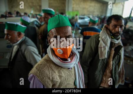 New Delhi, Inde. 03ème décembre 2020. Un homme âgé qui regarde pendant la manifestation.des agriculteurs de tous les États protestent dans les camps frontaliers de Delhi-Uttar Pradesh sur la National Highway-9 dans le cadre d'une protestation contre les nouvelles réformes agricoles du gouvernement central. Crédit : SOPA Images Limited/Alamy Live News Banque D'Images