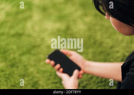 Elle tient un nouveau Smart Phone dans sa main Banque D'Images