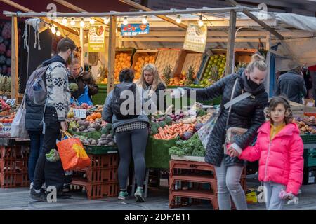 Les clients se sont mis à la recherche d'un marché aux fruits et légumes au marché de Brixton le 21 novembre 2020 à Brixton - Londres, Angleterre. Photo de Sam Mellish Banque D'Images