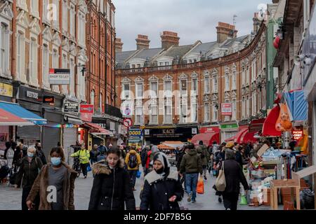 Les gens magasinent à Brixton Market sur Electric Avenue à Brixton le 21 novembre 2020 à Londres, au Royaume-Uni. © Sam Mellish Banque D'Images