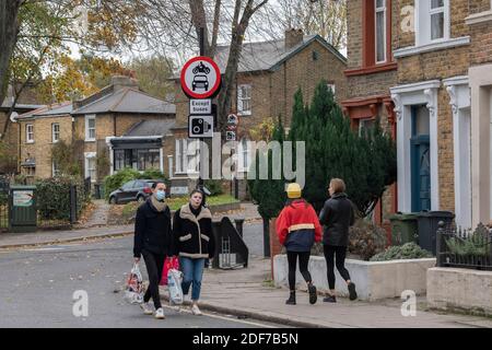 Les gens ont pris des distances socialement sur Railton Road à Brixton le 21 novembre 2020 dans le quartier de Lambeth, à Londres, au Royaume-Uni. © Sam Mellish