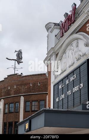 Le film de Picturehouse avec "The Brixton Heron", une sculpture en girouette réalisée en 2010 par Maggi Hambling à Brixton, Londres. Photo de Sam Mellish Banque D'Images