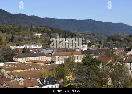 France, Vosges, Senones, ville, abbaye, église abbatiale Saint Gondelbert du XIXe siècle, tour du XIIe siècle Banque D'Images