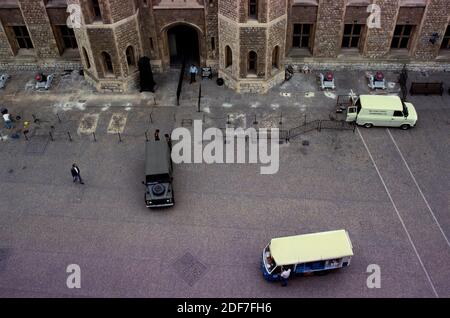 Tower of London, Londres Royaume-Uni 1986 mais scanné en 2020 accès dans les coulisses à la Tour de Londres photographiée pour illustré London News 1986 Army Banque D'Images