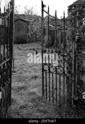 Cimetière effrayant monochrome dans l'ouest du pays de Galles en hiver Banque D'Images