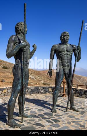 Espagne, îles Canaries, Fuerteventura, Mirador de Corrales de Guize avec les statues des deux héros Guize et Ayoze Banque D'Images