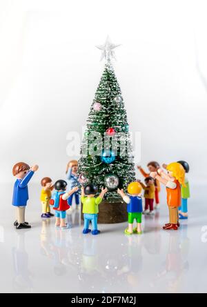 CREMONA, ITALIE - DÉCEMBRE, 2020: Playmobil standard famille ayant une fête de Noël sur fond blanc. Playmobil toy Line existe depuis 1975 et est pr Banque D'Images