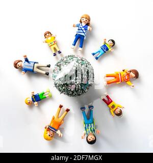 CREMONA, ITALIE - DÉCEMBRE, 2020: Playmobil standard famille ayant une fête de Noël sur fond blanc. Playmobil toy Line existe depuis 1975 et est pr Banque D'Images