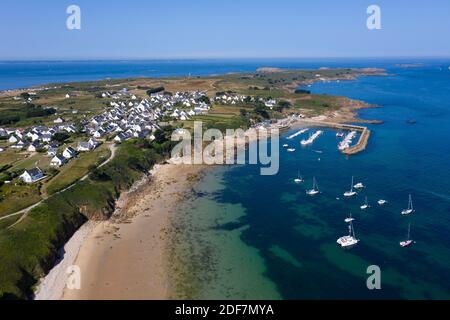 France, Morbihan, Houat, la plage, le village et le port, (vue aérienne) Banque D'Images