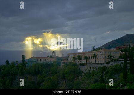 Taormina est une ville au sommet d'une colline sur la côte est de la Sicile. Il se trouve près de l'Etna, un volcan actif avec des sentiers menant au sommet. Banque D'Images