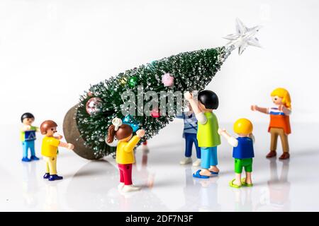 CREMONA, ITALIE - DÉCEMBRE, 2020: Playmobil standard famille ayant une fête de Noël sur fond blanc. Playmobil toy Line existe depuis 1975 et est pr Banque D'Images