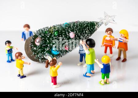 CREMONA, ITALIE - DÉCEMBRE, 2020: Playmobil standard famille ayant une fête de Noël sur fond blanc. Playmobil toy Line existe depuis 1975 et est pr Banque D'Images