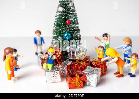 CREMONA, ITALIE - DÉCEMBRE, 2020: Playmobil standard famille ayant une fête de Noël sur fond blanc. Playmobil toy Line existe depuis 1975 et est pr Banque D'Images