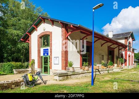 France, Finistère, Parc naturel régional de l'Armorique, Scrignac, la Gare Guest-House le long de la voie verte Morlaix-Carhaix (Velodiss?e - EuroVelo 1) Banque D'Images