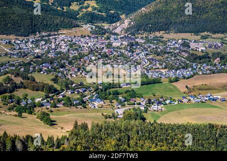 France, Isère (38), Parc naturel régional du Vercors, Villard de Lans, vue aérienne en parapente sur Villard de Lans depuis le Roc Cornafion (2049m) (aer Banque D'Images