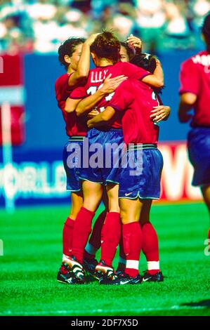 Kristine Lilly (Etats-Unis) #13, fêtez avec les coéquipiers des Etats-Unis pendant le match USA contre Danemark à la coupe du monde de football féminin 1999. Banque D'Images