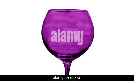 Verre vide pour vin de couleur pourpre isolé sur fond blanc. Banque D'Images