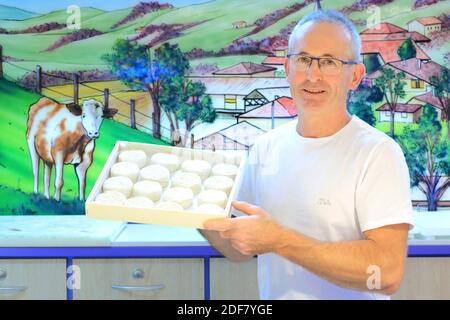 France, Isere, Quincieu, Rochas fromage laiterie, Jean No?l Rochas présentant son Saint Marcellin (IGP à base de lait de vache) Banque D'Images