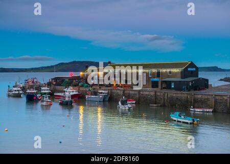 Lyme Regis, Dorset, Royaume-Uni. 3 décembre 2020. Météo Royaume-Uni. Le ciel s'assombrissant au-dessus du port de Cobb à Lyme Regis dans Dorset au crépuscule. Crédit photo : Graham Hunt/Alamy Live News Banque D'Images