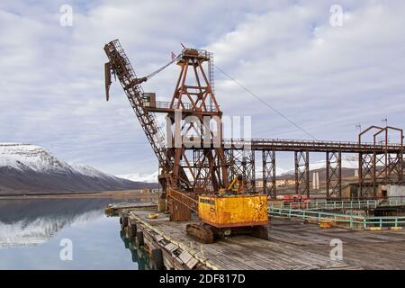 Grue de chargement de charbon dans le port de Pyramiden, site d'exploitation minière soviétique abandonné sur Svalbard / Spitsbergen Banque D'Images