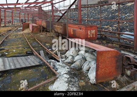 Vieux wagons de mines de charbon rouillés à Pyramiden, site d'extraction de charbon soviétique abandonné sur Svalbard / Spitsbergen Banque D'Images