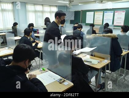 Seongnam, Corée du Sud. 3 décembre 2020. Les invigilateurs distribuez le document de test aux candidats participant au College Scholastic Ability Test (CSAT) à Seongnam, ville de la province de Gyeonggi, Corée du Sud, le 3 décembre 2020. Des étudiants sud-coréens ont pris la CSAT annuelle jeudi dans le contexte d'une forte résurgence des infections à COVID-19 dans tout le pays. Credit: Lee sang-ho/Xinhua/Alamy Live News Banque D'Images