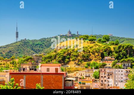 Vue aérienne de la colline Tibidabo de la chaîne de montagnes Serra de Collserola avec église catholique Temple Expiatori del Sagrat Cor, ville résidentielle de Barcelone di Banque D'Images