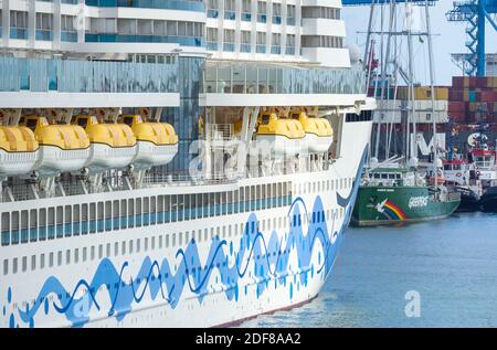 Las Palmas, Grande Canarie, Îles Canaries, Espagne. 3 décembre 2020. Le bateau de croisière Aida perla survole le navire Greenpeace, Rainbow Warrior, alors qu'il arrime à Las Palmas sur Gran Canaria, d'où il reprendra les croisières pour la première fois depuis le début de la pandémie en mars. La première croisière, autour des îles Canaries, partira le vendredi 5 décembre. Crédit : Alan Dawson/Alay Live News Banque D'Images