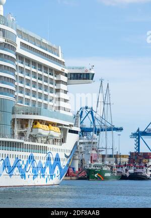 Las Palmas, Grande Canarie, Îles Canaries, Espagne. 3 décembre 2020. Le bateau de croisière Aida perla survole le navire Greenpeace, Rainbow Warrior, alors qu'il arrime à Las Palmas sur Gran Canaria, d'où il reprendra les croisières pour la première fois depuis le début de la pandémie en mars. La première croisière, autour des îles Canaries, partira le vendredi 5 décembre. Crédit : Alan Dawson/Alay Live News Banque D'Images