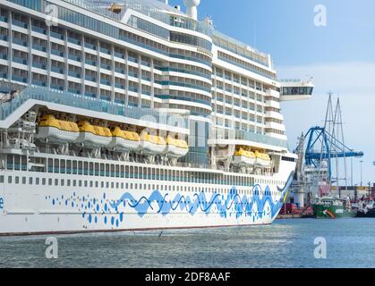 Las Palmas, Grande Canarie, Îles Canaries, Espagne. 3 décembre 2020. Le bateau de croisière Aida perla survole le navire Greenpeace, Rainbow Warrior, alors qu'il arrime à Las Palmas sur Gran Canaria, d'où il reprendra les croisières pour la première fois depuis le début de la pandémie en mars. La première croisière, autour des îles Canaries, partira le vendredi 5 décembre. Crédit : Alan Dawson/Alay Live News Banque D'Images