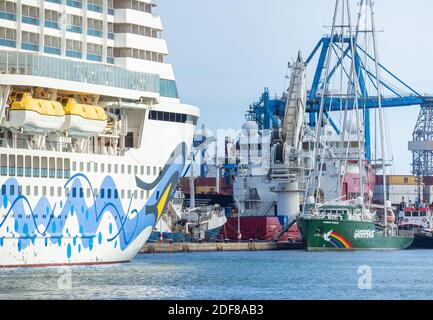 Las Palmas, Grande Canarie, Îles Canaries, Espagne. 3 décembre 2020. Le bateau de croisière Aida perla survole le navire Greenpeace, Rainbow Warrior, alors qu'il arrime à Las Palmas sur Gran Canaria, d'où il reprendra les croisières pour la première fois depuis le début de la pandémie en mars. La première croisière, autour des îles Canaries, partira le vendredi 5 décembre. Crédit : Alan Dawson/Alay Live News Banque D'Images