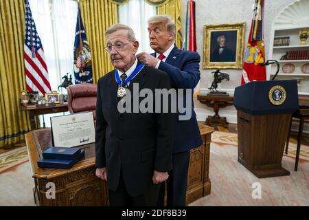 Washington, États-Unis. 03ème décembre 2020. Le président Donald Trump remet la Médaille de la liberté à Lou Holtz dans le bureau ovale de la Maison Blanche à Washington, DC, le jeudi 3 décembre 2020. Photo de piscine par Doug Mills/UPI crédit: UPI/Alamy Live News Banque D'Images