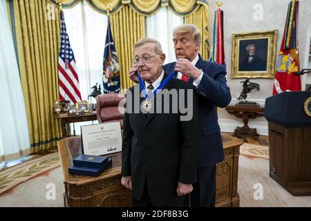 Washington, États-Unis. 03ème décembre 2020. Le président Donald Trump remet la Médaille de la liberté à Lou Holtz dans le bureau ovale de la Maison Blanche à Washington, DC, le jeudi 3 décembre 2020. Photo de piscine par Doug Mills/UPI crédit: UPI/Alamy Live News Banque D'Images