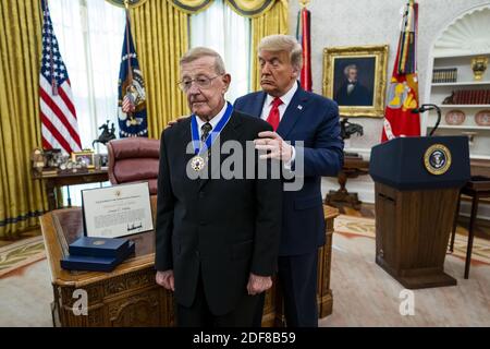 Washington, États-Unis. 03ème décembre 2020. Le président Donald Trump remet la Médaille de la liberté à Lou Holtz dans le bureau ovale de la Maison Blanche à Washington, DC, le jeudi 3 décembre 2020. Photo de piscine par Doug Mills/UPI crédit: UPI/Alamy Live News Banque D'Images