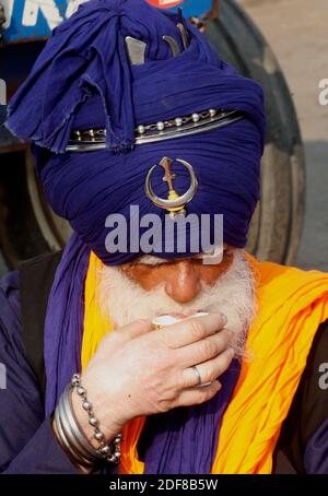 Nihang (guerrier sikh) a vu boire du thé à la frontière de Singhu au cours de la démonstration. Dans le cadre de la marche «Dehi Chalo» contre les nouvelles lois agricoles du Centre, 300,000 agriculteurs ont défilé des États du Punjab et de Haryana dans des convois de tracteurs et de trolleys se déplaçant vers Delhi et ont été arrêtés par les forces de police à la frontière de Singhu. Banque D'Images