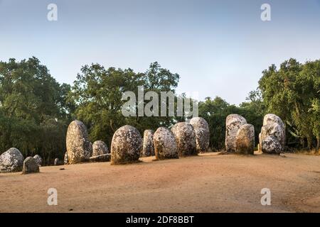 Vue générale des Almendres Cromlech, Evora, Portugal, Europe. Banque D'Images