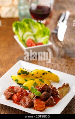 ragoût grec de viande de stifado avec des pommes de terre Banque D'Images