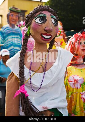 LES GÉANTS DU PAPIER MACHET sur pilotis participent au DÉFILÉ annuel DE LA JOURNÉE DE L'INDÉPENDANCE en septembre - SAN MIGUEL DE ALLENDE, MEXIQUE Banque D'Images