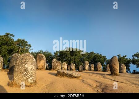 Vue générale des Almendres Cromlech, Evora, Portugal, Europe. Banque D'Images