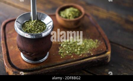 Le yerba maté argentin traditionnel plateau dans une calebasse calebasse bombilla avec stick. Banque D'Images