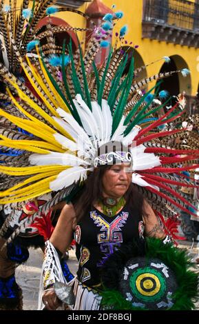 Danseurs indigènes costumés et à plumes de toutes les régions du Mexique Participez au DÉFILÉ annuel DE LA JOURNÉE DE L'INDÉPENDANCE en septembre - SAN MIGUEL DE ALLE Banque D'Images