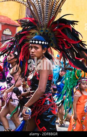 Danseurs indigènes costumés et à plumes de toutes les régions du Mexique Participez au DÉFILÉ annuel DE LA JOURNÉE DE L'INDÉPENDANCE en septembre - SAN MIGUEL DE ALLE Banque D'Images