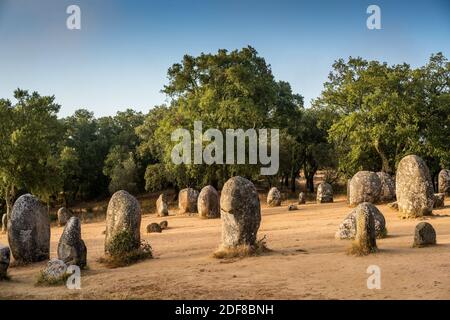 Vue générale des Almendres Cromlech, Evora, Portugal, Europe. Banque D'Images