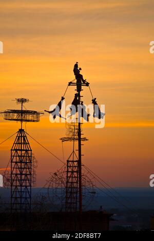 Les DANSEUSES DU CIEL CÉRÉMONIELLES EL TAJIN de VERACRUZ se produisent au sunsetpendant les FESTIVITÉS DE LA JOURNÉE DE L'INDÉPENDANCE - SAN MIGUEL DE ALLENDE, MEXIQUE Banque D'Images